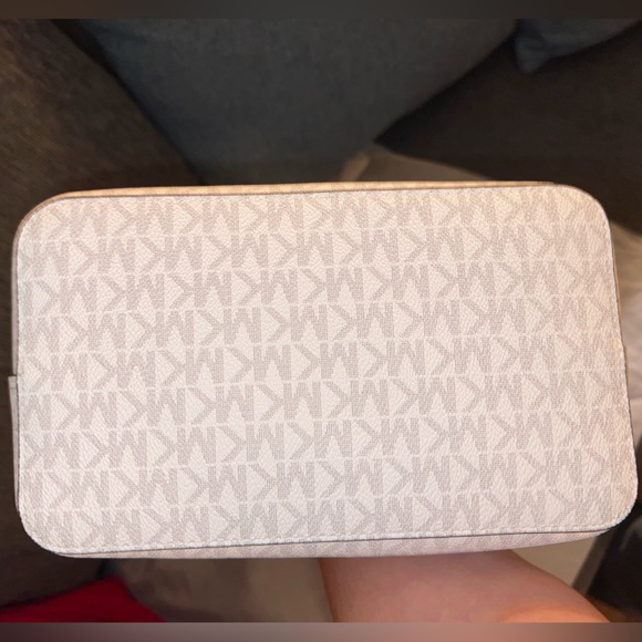 MICHAEL KORS SURI MEDIUM BUCKET BAG - Picture 10 of 11